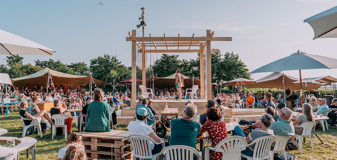 Bijzondere zomeruitjes met Veenfabriek: muziektheater, theaterdiners en locatietheater op unieke plekken, van Oerol tot Drenthe.
