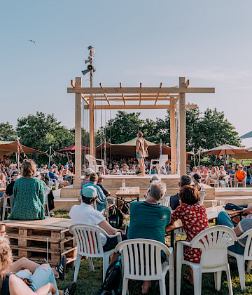 Bijzondere zomeruitjes met Veenfabriek: muziektheater, theaterdiners en locatietheater op unieke plekken, van Oerol tot Drenthe.